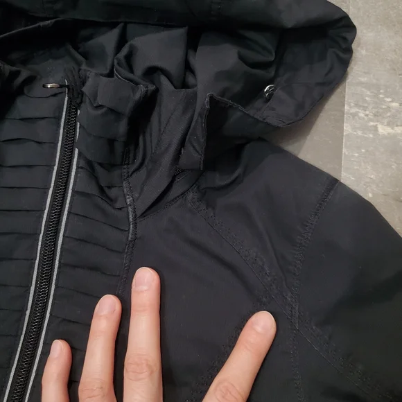 Lululemon Run: Back On Track Long Sleeve Jacket. Black. Hood. Size 4. - Picture 10 of 13